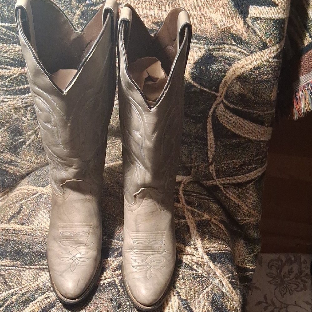 Women's Lace-Up Western Boots in Taupe